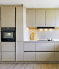 Keuken hoge kasten zandkleurige kasten
